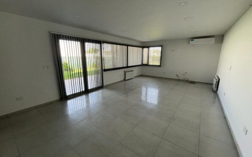 Venta – Casa 4 dormitorios – F. Oro