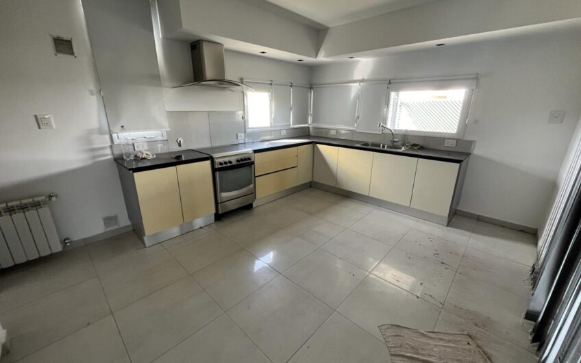 Venta – Casa 4 dormitorios – F. Oro