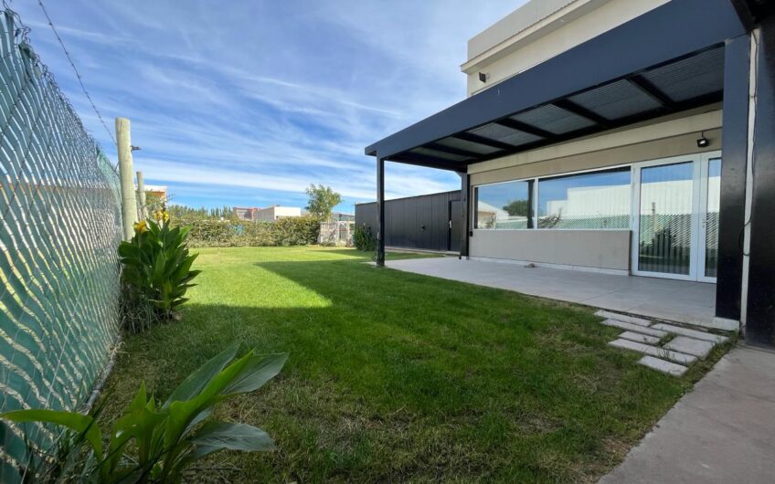 Venta – Casa 4 dormitorios – F. Oro