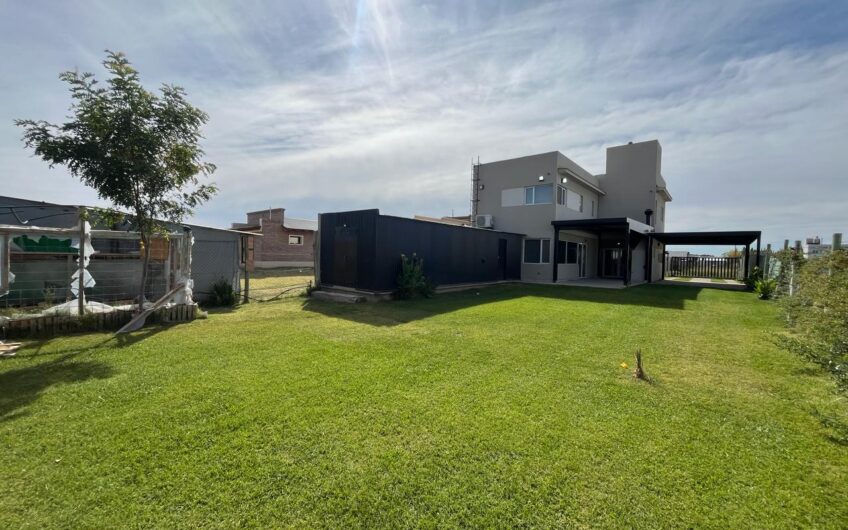 Venta – Casa 4 dormitorios – F. Oro