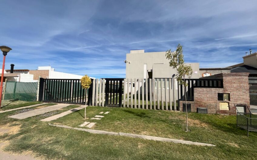 Venta – Casa 4 dormitorios – F. Oro