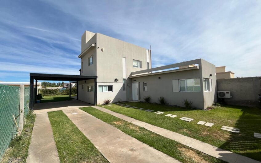Venta – Casa 4 dormitorios – F. Oro