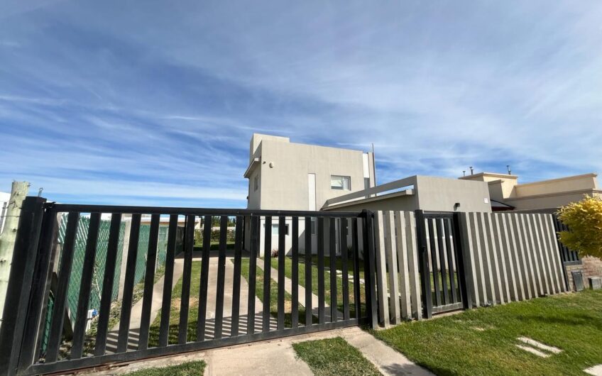 Venta – Casa 4 dormitorios – F. Oro